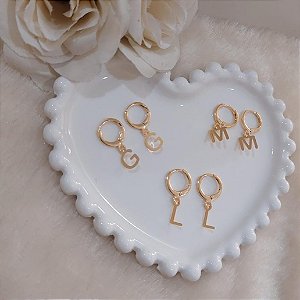 BRINCO DE ARGOLA PERSONALIZADO COM INICIAL DO NOME LISA SEMIJOIA BANHO DE OURO 18K