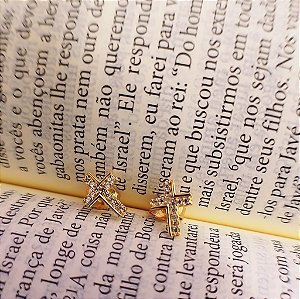 BRINCO DE CRUZ COM ZIRCÔNIAS SEMIJOIA COM BANHO DE OURO 18K