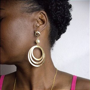 BRINCO GRANDE TRIO DE CÍRCULOS E UMA PÉROLA SEMIJOIA COM BANHO DE OURO 18K