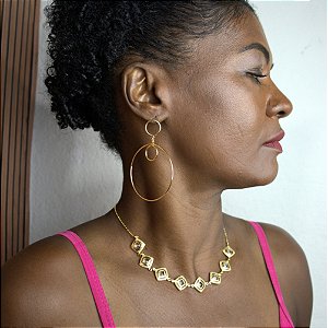 BRINCO GRANDE COM ARGOLA DUPLA VAZADA SEMIJOIA COM BANHO DE OURO 18K