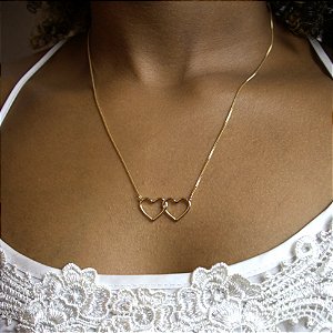 COLAR COM DOIS CORAÇÕES SEMIJOIA COM BANHO DE OURO 18K