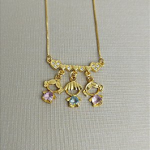 COLAR COM PINGENTE DE FILHOS MÃE DE 3 SEMIJOIA COM BANHO DE OURO 18K
