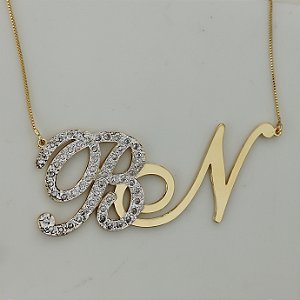 COLAR PERSONALIZADO LETRA DUPLA DETALHE DE RÓDIO E PEDRAS EM UMA DELAS SEMIJOIA BANHO DE OURO 18K