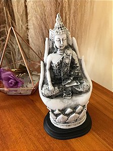 Estátua Buda na mão flor de lótus
