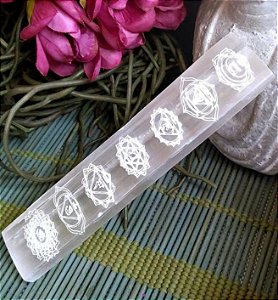 RÉGUA DE SELENITA COM SÍMBOLOS DOS 7 CHAKRAS