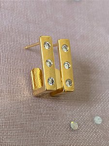Brinco Meia Argola Retangular com Cristais