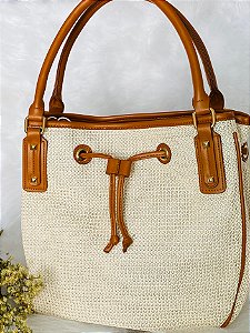 Bolsa Feminina de Palha Sintética com Detalhes em Couro Caramelo – Estilo Casual Sofisticado