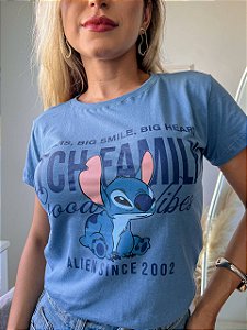 TSHIRT NO ALGODÃO GOLA NA RIBANA STITCH FAMILY - AZUL JEANS