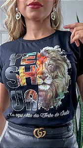 TSHIRT NO ALGODÃO GOLA NA RIBANA YESHUA EIS AQUI O LEÃO- PRETA