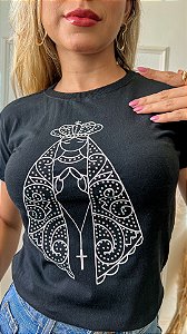 TSHIRT NO ALGODÃO GOLA NA RIBANA NOSSA SENHORA APARECIDA PEDRARIA -PRETA