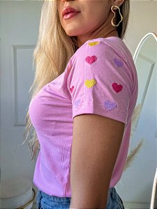 TSHIRT NO ALGODÃO BORDADA NA MANGA CORAÇÕES COLORS - ROSA BEBÊ
