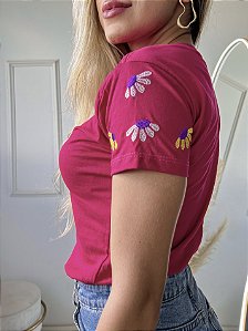 TSHIRT NO ALGODÃO BORDADA NA MANGA PÉTALAS DE FLORES - ROSA PINK