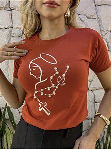TSHIRT NO ALGODÃO GOLA NA RIBANA  NOSSA SENHORA DE FÁTIMA- MARROM TERROSO