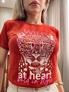 TSHIRT NO ALGODÃO GOLA NA RIBANA ONÇA ÓCULOS PEDRARIA - MARROM TERROSO