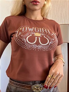 TSHIRT NO ALGODÃO GOLA NA RIBANA COWGIRLS FERRADURA- AVELÃ