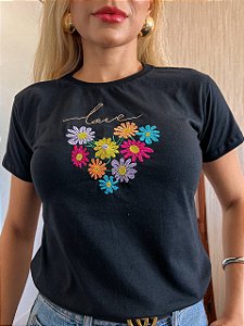 TSHIRT BORDADA NO ALGODÃO GOLA NA RIBANA MARGARIDAS LOVE-PRETA