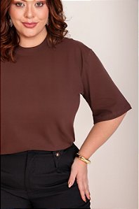 BLUSA GOLA ALTA PLUS SIZE BÁSICA - AVELÃ