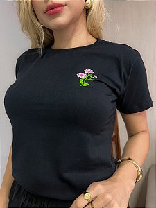 TSHIRT BORDADA MINIMALISTA NO ALGODÃO GOLA NA RIBANA FLORES - PRETA