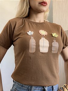 TSHIRT NO ALGODÃO GOLA NA RIBANA JARRO FLORES - AVELÃ
