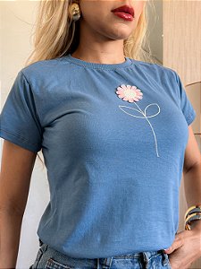TSHIRT NO ALGODÃO GOLA NA RIBANA FLOR - AZUL CÉU