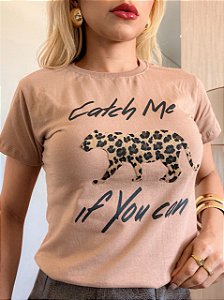 TSHIRT NO ALGODÃO GOLA NA RIBANA CACTH ME ANIMAL PRINT -NUDE