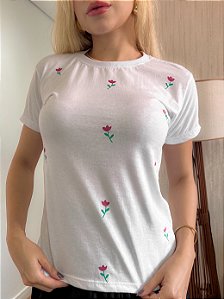 TSHIRT NO ALGODÃO GOLA NA RIBANA FLORES MINIMALISTAS- BRANCA