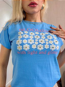 TSHIRT NO ALGODÃO GOLA NA RIBANA BLOOMING PÉROLAS-AZUL CÉU