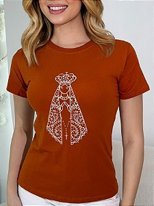 TSHIRT NO ALGODÃO GOLA NA RIBANA NOSSA SENHORA APARECIDA PEDRARIA -TERRA COTA
