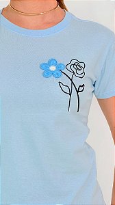 TSHIRT FLOR GALHO E FLOR BORDADA - AZUL BEBÊ