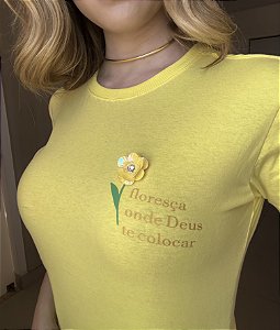 TSHIRT FLORESÇA ONDE DEUS TE COLOCAR APLICAÇÃO EM FLOR- AMARELA