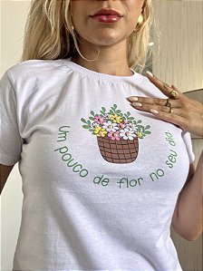 TSHIRT UM POUCO DE FLOR NO SEU DIA PÉROLAS- BRANCA