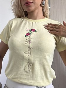 TSHIRT BORDADA SEJA LUZ - AMARELO BEBÊ