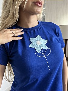 TSHIRT BORDADA FLOR - AZUL BIC