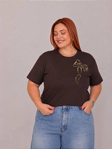 TSHIRT NO ALGODÃO PLUS SIZE LAÇO ALTO RELEVO - MARROM