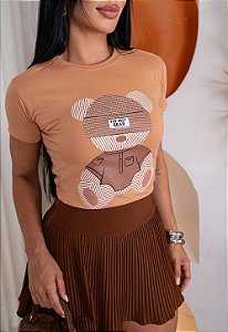 TSHIRT NO ALGODÃO GOLA NA RIBANA URSINHO TED PEDRARIA - CANELA