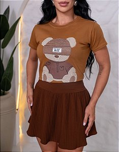TSHIRT NO ALGODÃO GOLA NA RIBANA URSINHO TED PEDRARIA -MOSTARDA