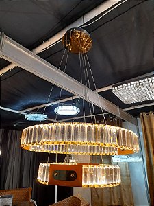 LUSTRE COM CRISTAL E ACABAMENTO EM COURO DOURADO