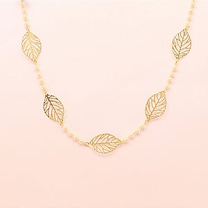 Gargantilha de Pérolas com Folha Vazada Folheado a Ouro 18k