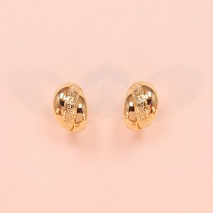 Brinco Argola com Detalhe de Flores Folheado a Ouro 18k