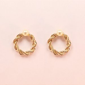 Brinco Torcido com Detalhe em Pérola Folheado a Ouro 18k