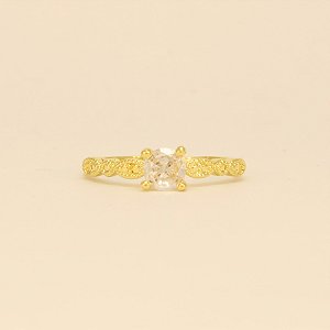 Anel Trabalhado com Zircônia Cristal Folheado a Ouro 18k