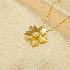 Gargantilha de Flor com Pérola Folheada a Ouro 18k