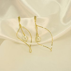 Brinco com Design em Pérola Banhado a Ouro 18k