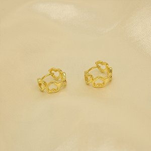 Brinco Argolinha com Corações Vazados Banhado a Ouro 18k