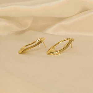 Brinco com Design Orgânico Vazado Folheado a Ouro 18k