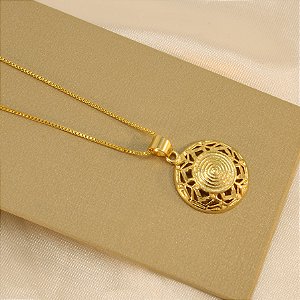 Gargantilha com Pingente Trabalhado Folheado a Ouro 18k