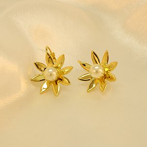 Brinco de Flor com Detalhe em Pérola Banhado a Ouro 18k