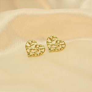Brinco de Coração com Detalhe de Folhas Banhado a Ouro 18k