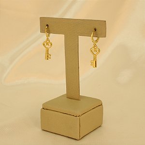 Brinco Argola com Design de Chave Banhado a Ouro 18k