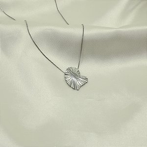 Gargantilha de Coração Orgânico Banhado a Ouro Branco